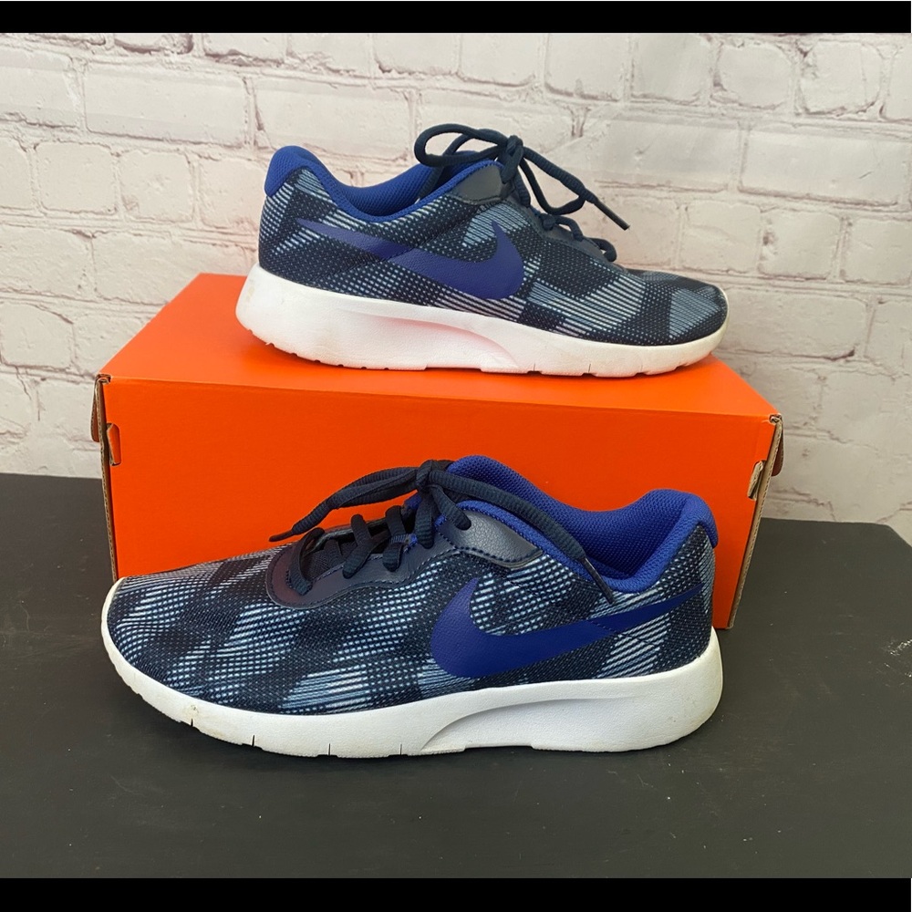 Boys Nike Tanjun Shoes Size 5.5